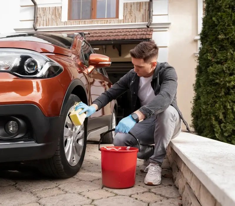 Lavage auto à domicile Saint-Avaugourd-des-Landes : professionnel intervenant sur un véhicule